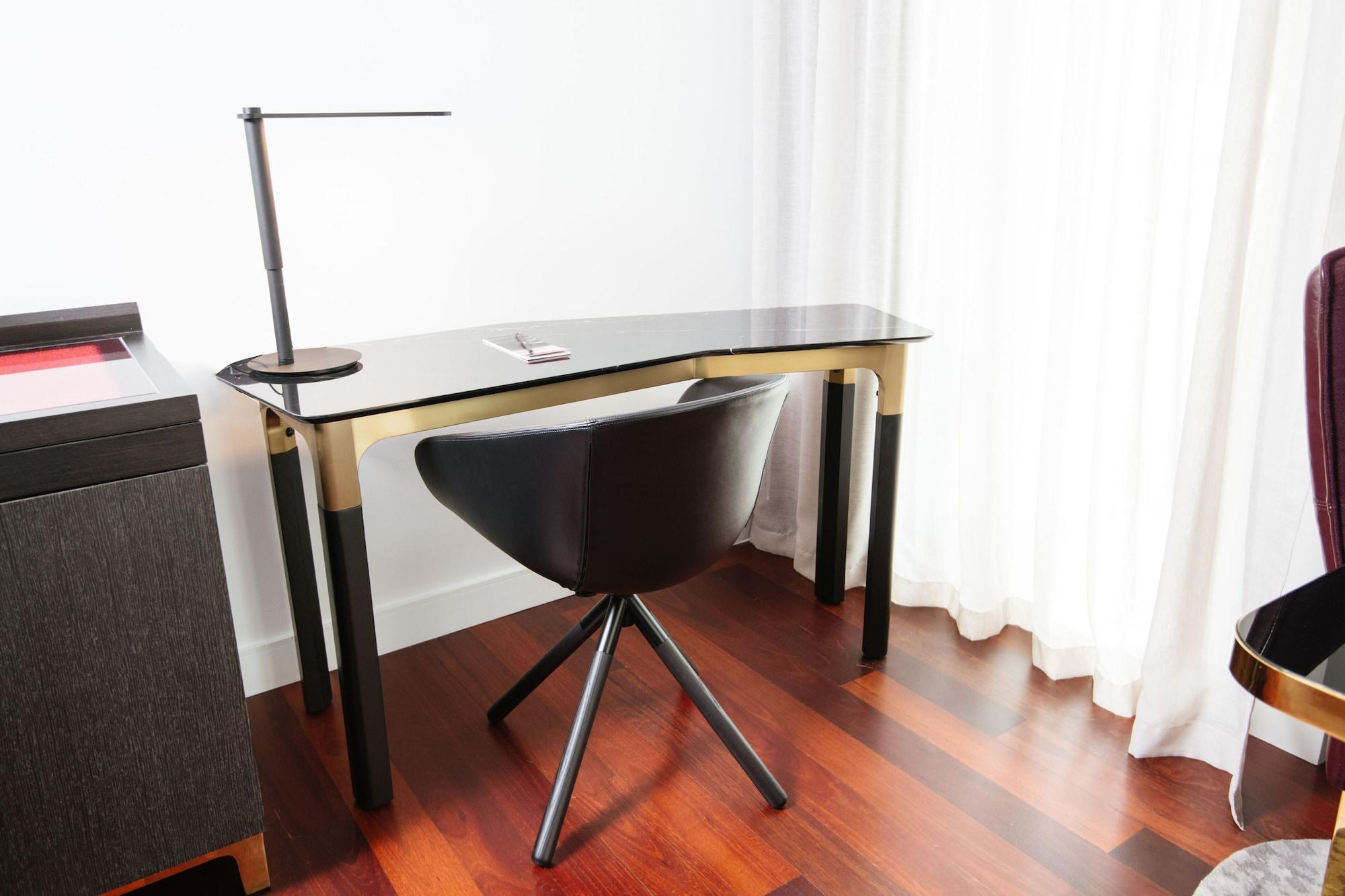 คิวที เพิร์ธ Hotel เพิร์ท ภายนอก รูปภาพ A modern desk