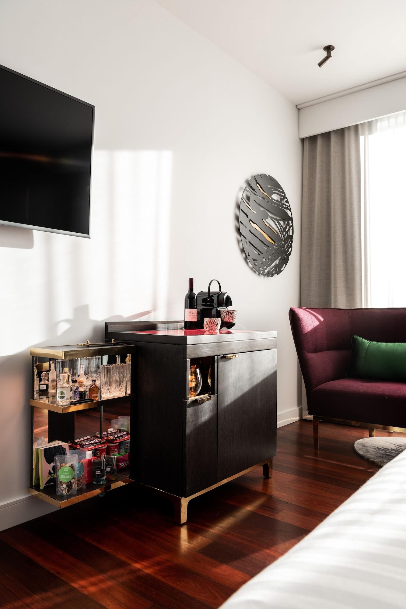 คิวที เพิร์ธ Hotel เพิร์ท ภายนอก รูปภาพ A Nespresso machine in a hotel room