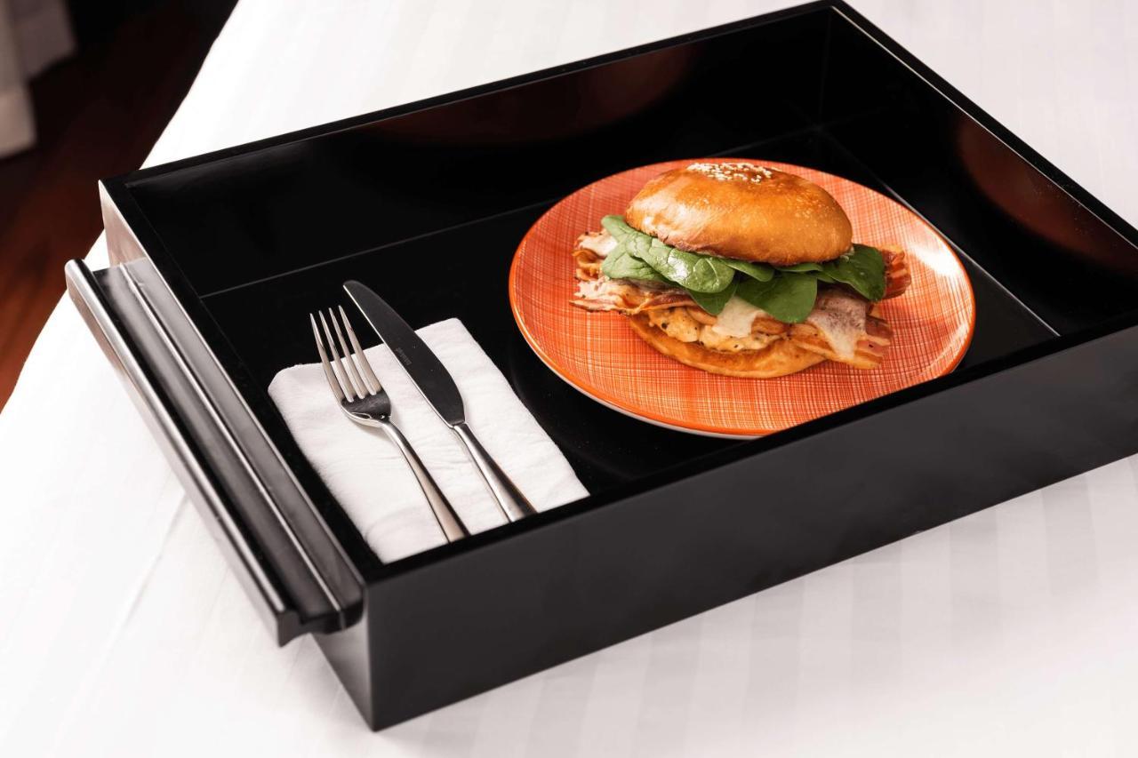 คิวที เพิร์ธ Hotel เพิร์ท ภายนอก รูปภาพ A wooden plate