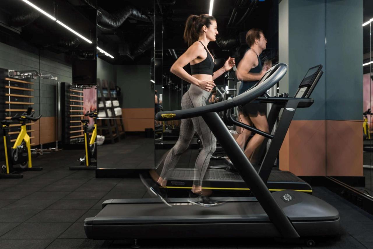 คิวที เพิร์ธ Hotel เพิร์ท ภายนอก รูปภาพ A treadmill in use
