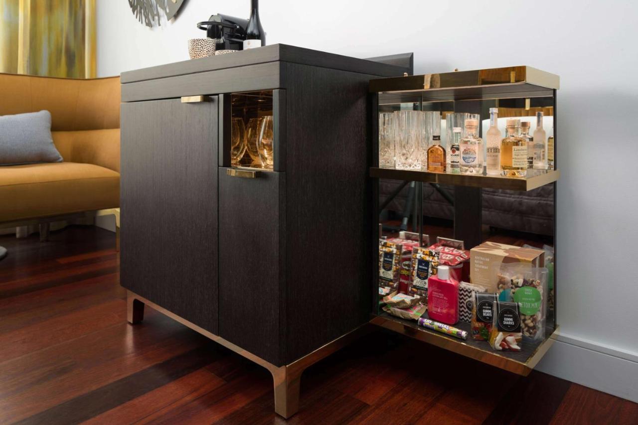 คิวที เพิร์ธ Hotel เพิร์ท ภายนอก รูปภาพ A bar cabinet
