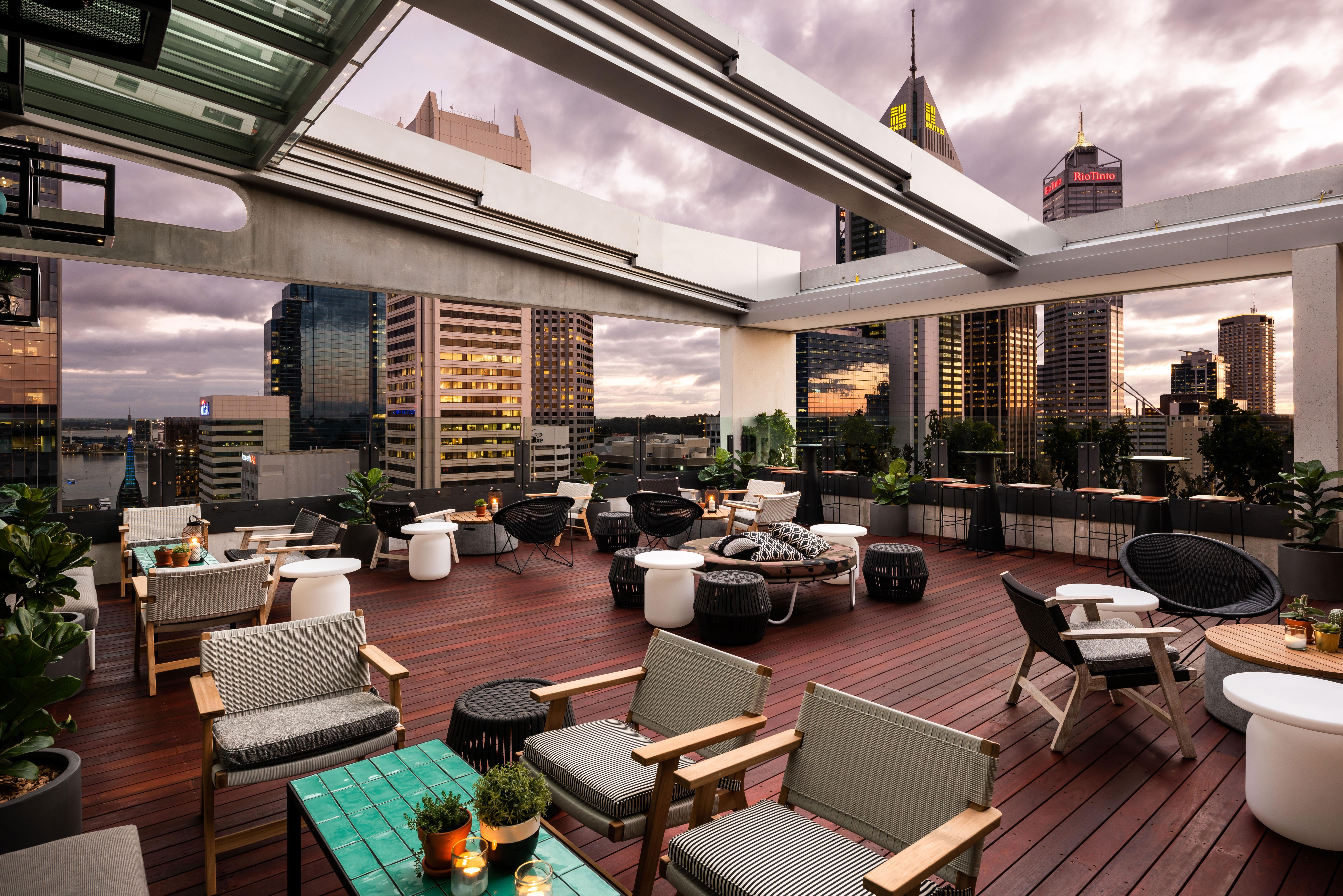 คิวที เพิร์ธ Hotel เพิร์ท ภายนอก รูปภาพ The rooftop bar at the Crown Towers