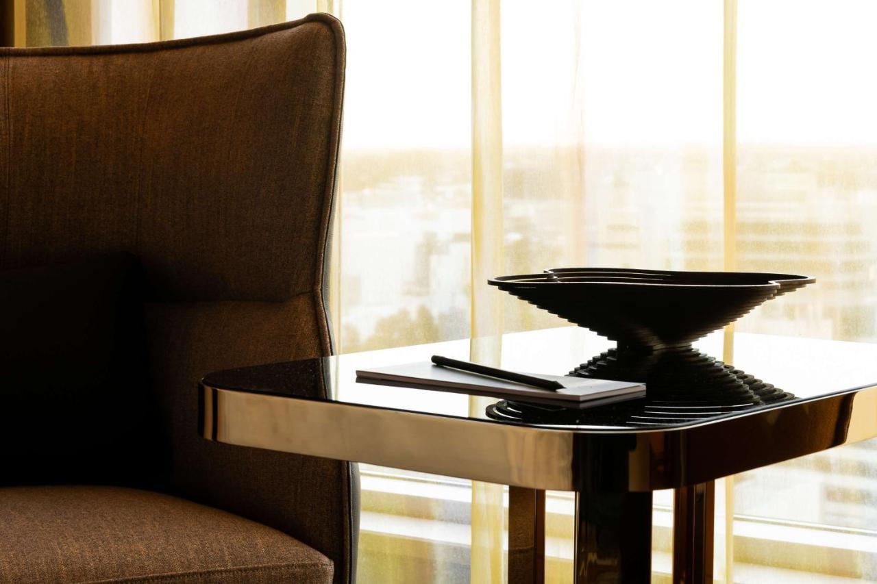 คิวที เพิร์ธ Hotel เพิร์ท ภายนอก รูปภาพ A side table