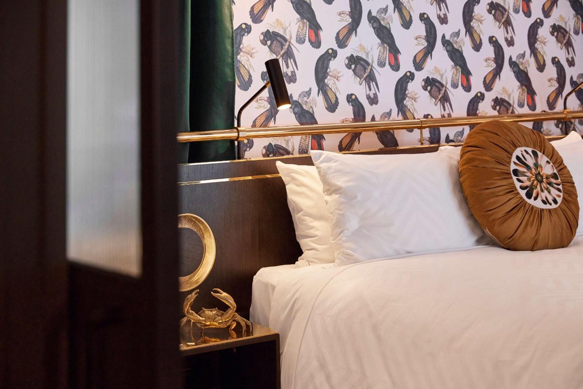 คิวที เพิร์ธ Hotel เพิร์ท ภายนอก รูปภาพ A bedroom at the hotel