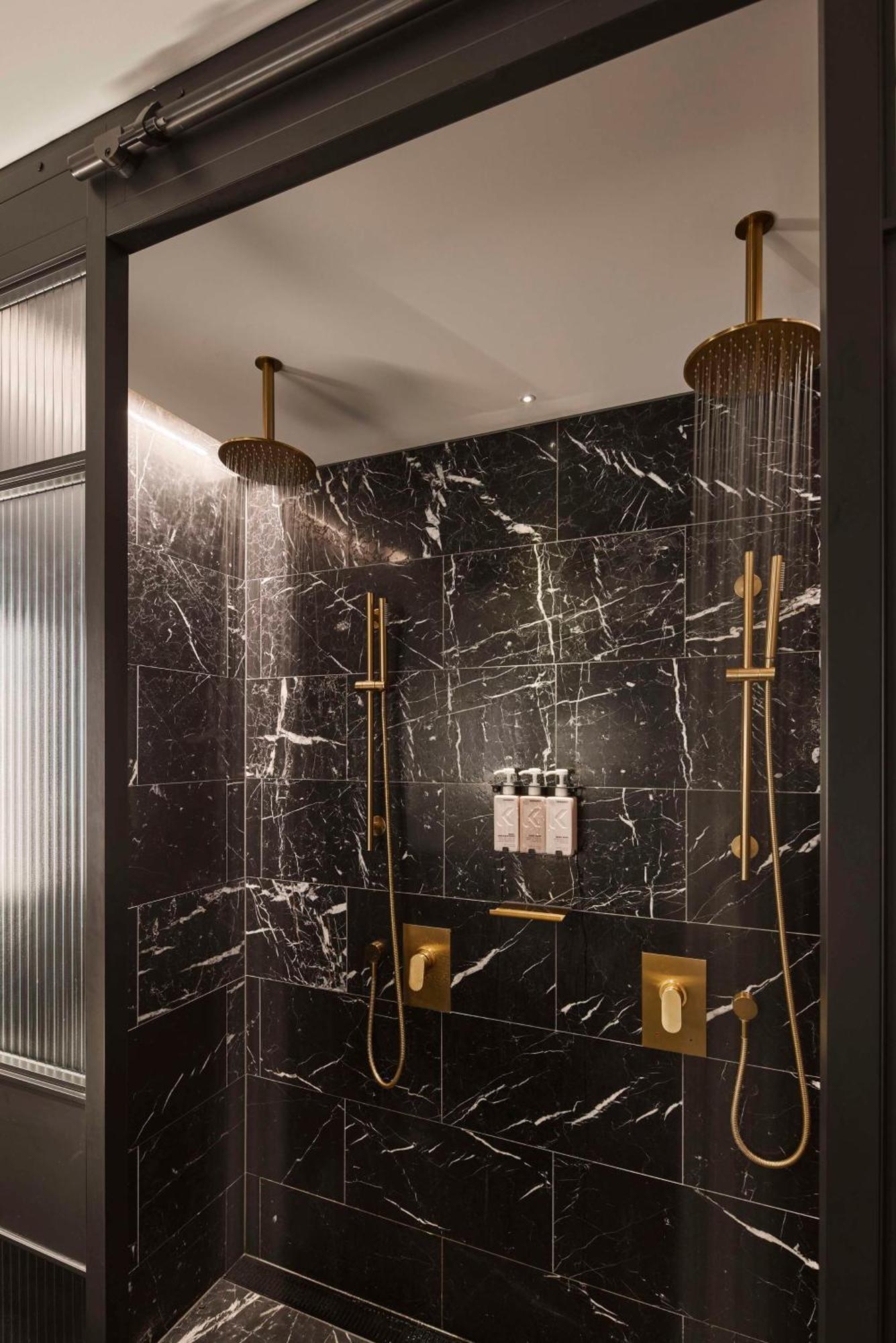 คิวที เพิร์ธ Hotel เพิร์ท ภายนอก รูปภาพ A shower