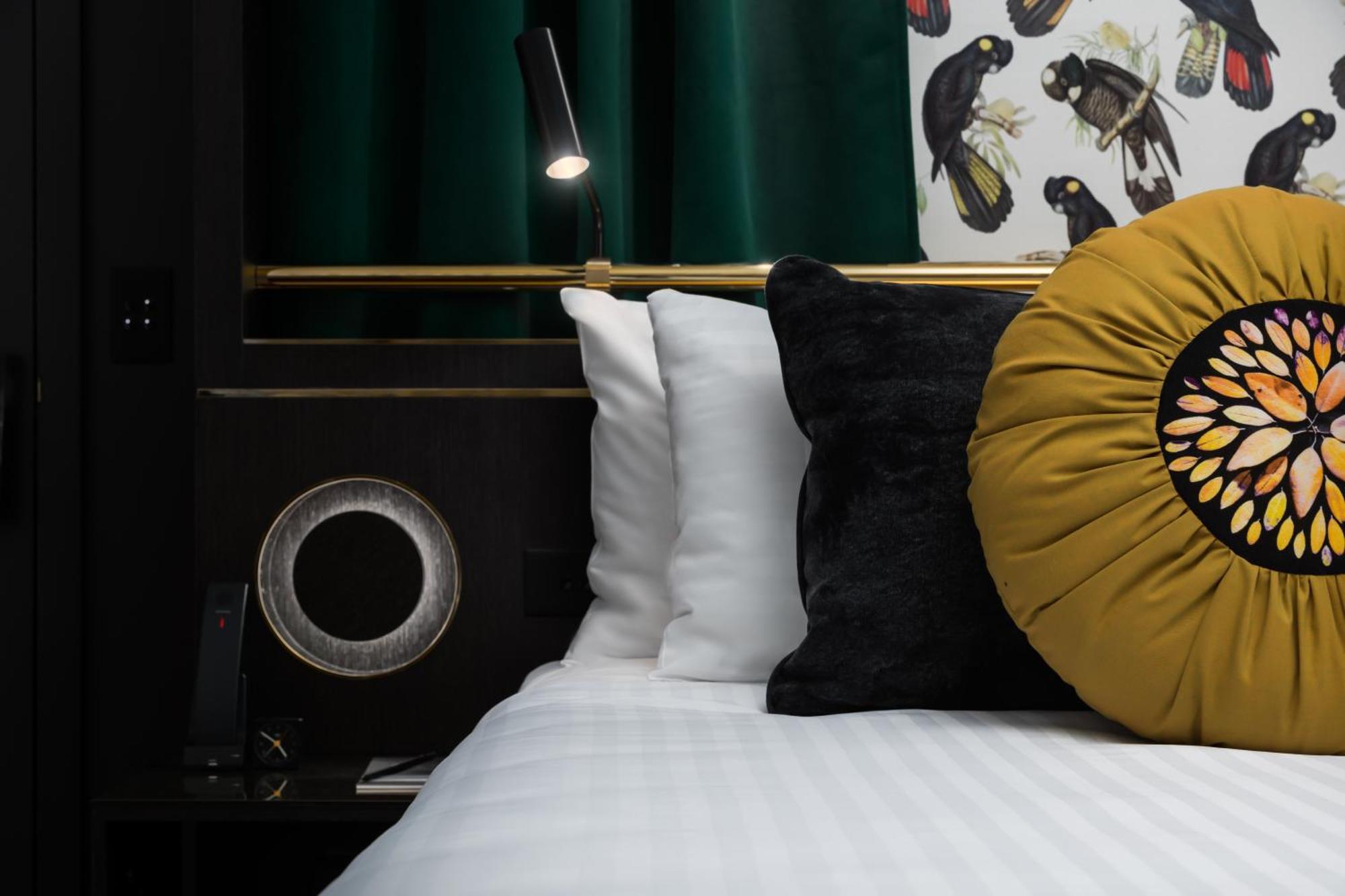 คิวที เพิร์ธ Hotel เพิร์ท ห้อง รูปภาพ A bedroom at the hotel