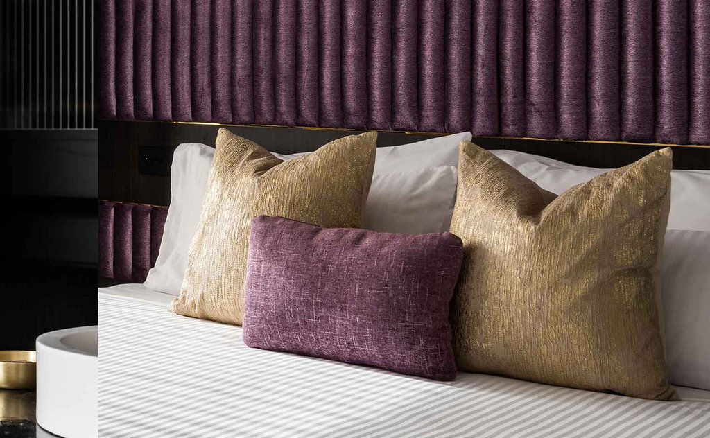 คิวที เพิร์ธ Hotel เพิร์ท ภายนอก รูปภาพ A bed with cushions